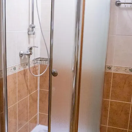 Hotell Erney Laz Sjaian